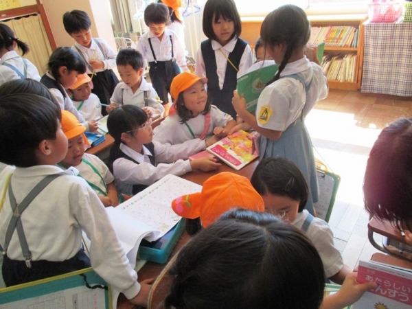 学校探検の一番スタートは，１年生の教室。